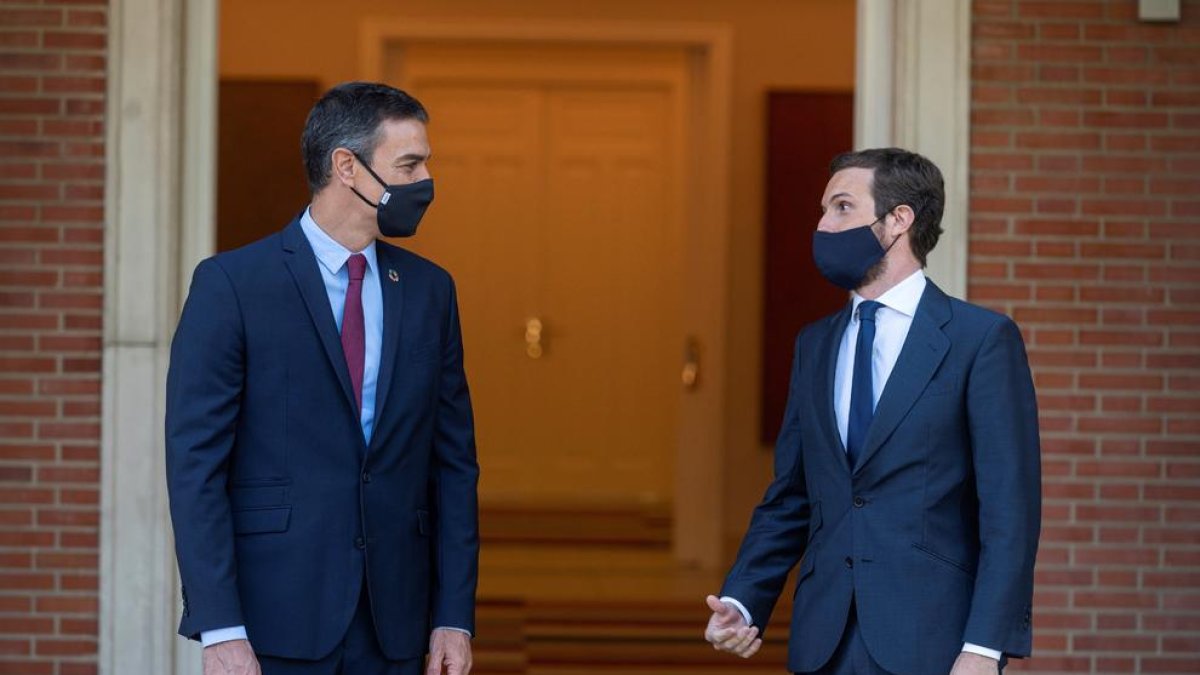 El presidente del Gobierno, Pedro Sánchez , saluda al líder del PP, Pablo Casado , en La Moncloa en una imagen de archivo.