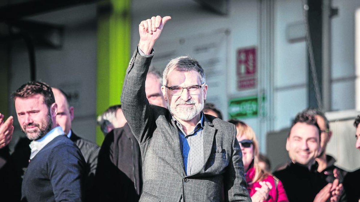 Cuixart, ayer, levantando el pulgar a la entrada de su empresa, situada en Sentmenat.