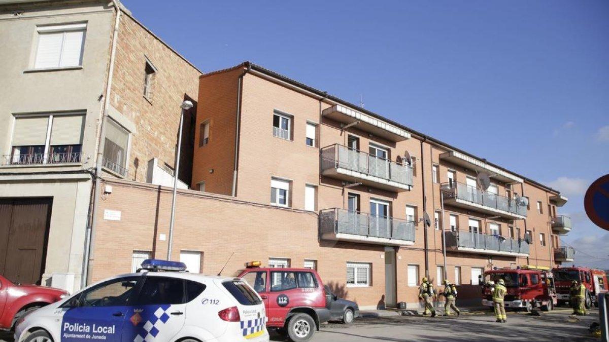 Un incendi en un edifici de Juneda obliga a passar la nit en una casa de colònies 120 veïns