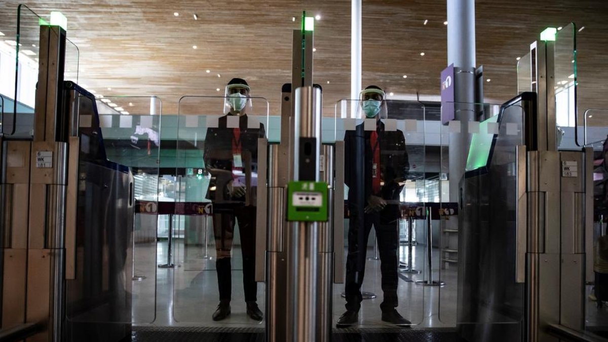 França ha establert controls de viatgers a les estacions de trens, autobusos i aeroports.