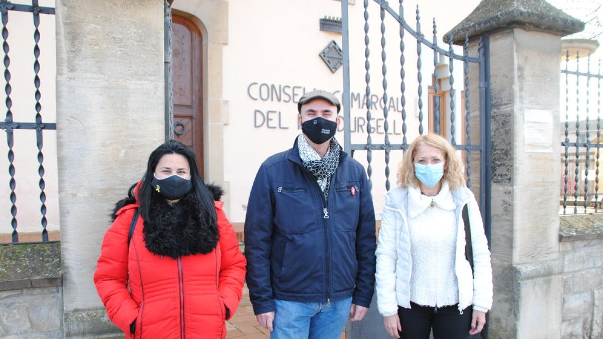 Carles Palau, d’ERC, juntament amb Judith Escolà i Letícia Carné.