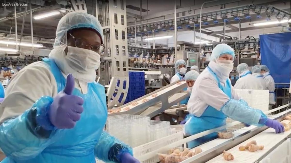 Trabajadores de BonÀrea, en sus puestos en estos días con medidas de seguridad reforzadas.