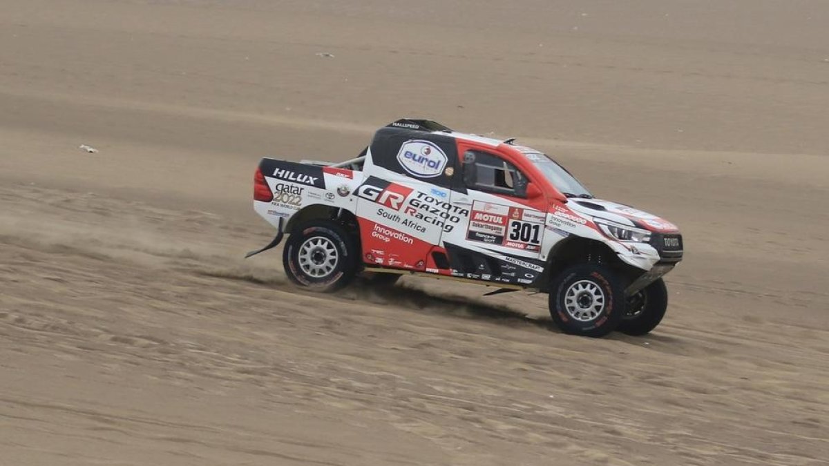 Al-Attiyah, en un moment de l’etapa que es va disputar ahir.