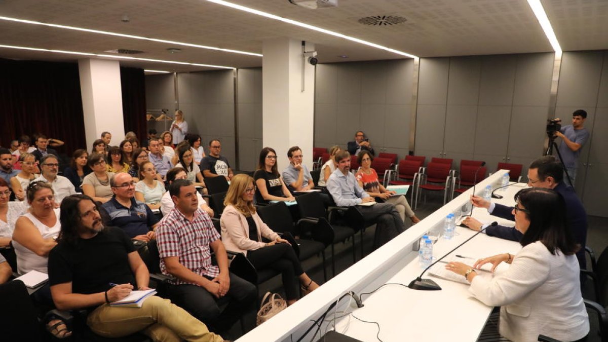 La directora de Contración Pública, Mercè Corretja, presentó la ley a ayuntamientos y entidades.