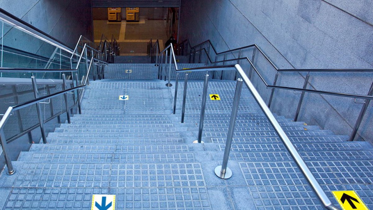 Señalizan los sentidos en el acceso a las estaciones de FGC para mantener la distancia de seguridad.
