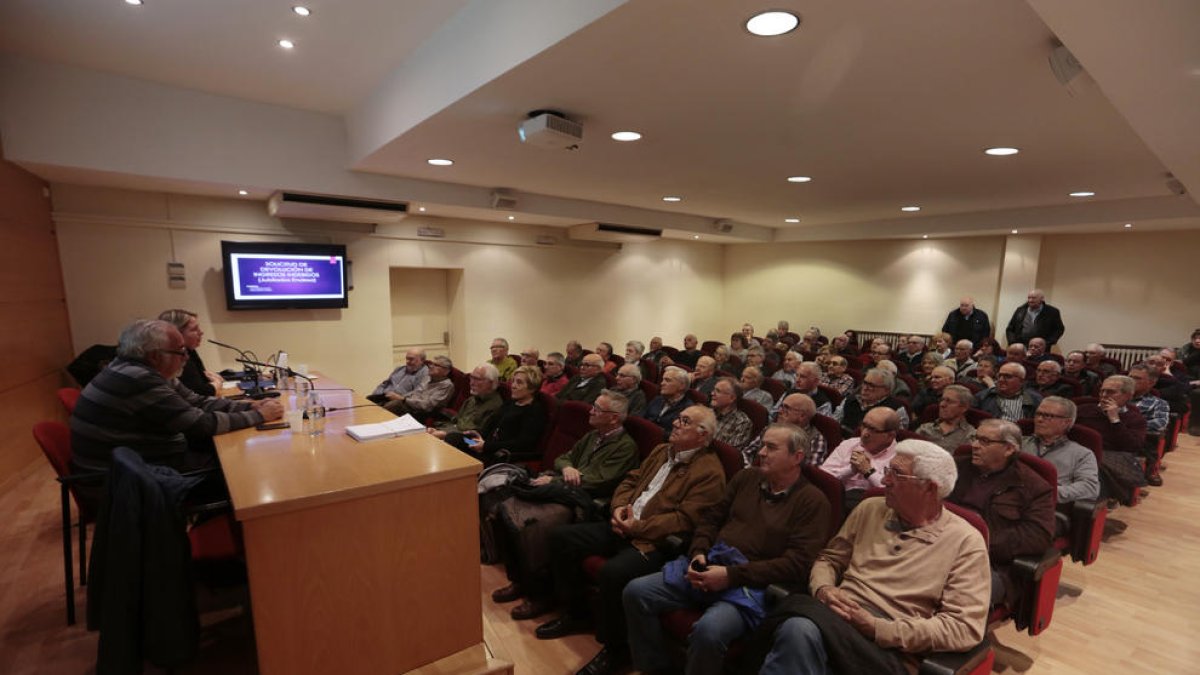 La asamblea de jubilados en la Cámara de Comercio de Lleida.