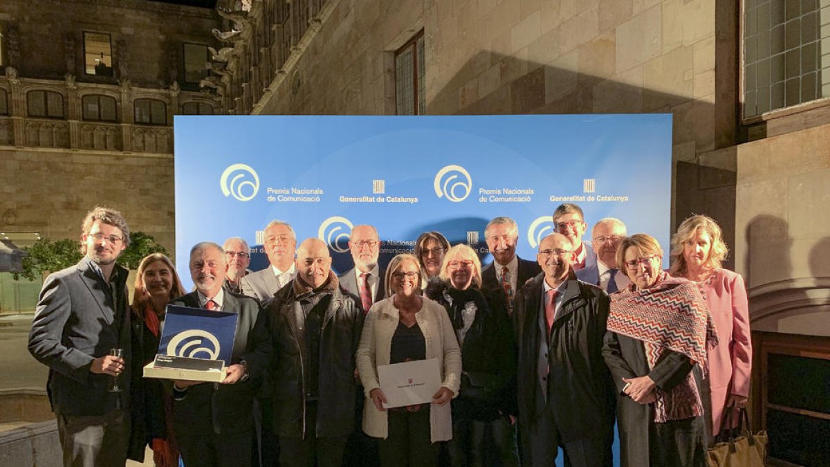 El equipo directivo y de accionistas del Grup SEGRE, ayer en el Palau de la Generalitat tras recibir el Premi Nacional de Comunicació 2019.