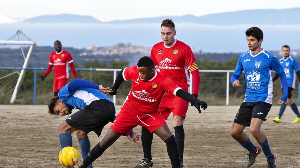 Un jugador del Sant Guim trata de controlar la pelota ante la presión de los rivales.
