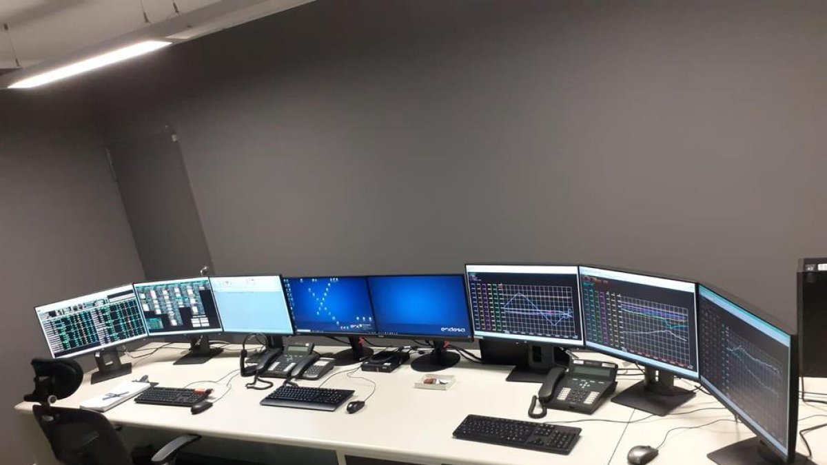 A la izquierda, el centro de control de las centrales en la sede de operaciones en Magraners. A la derecha, el centro de emergencia.