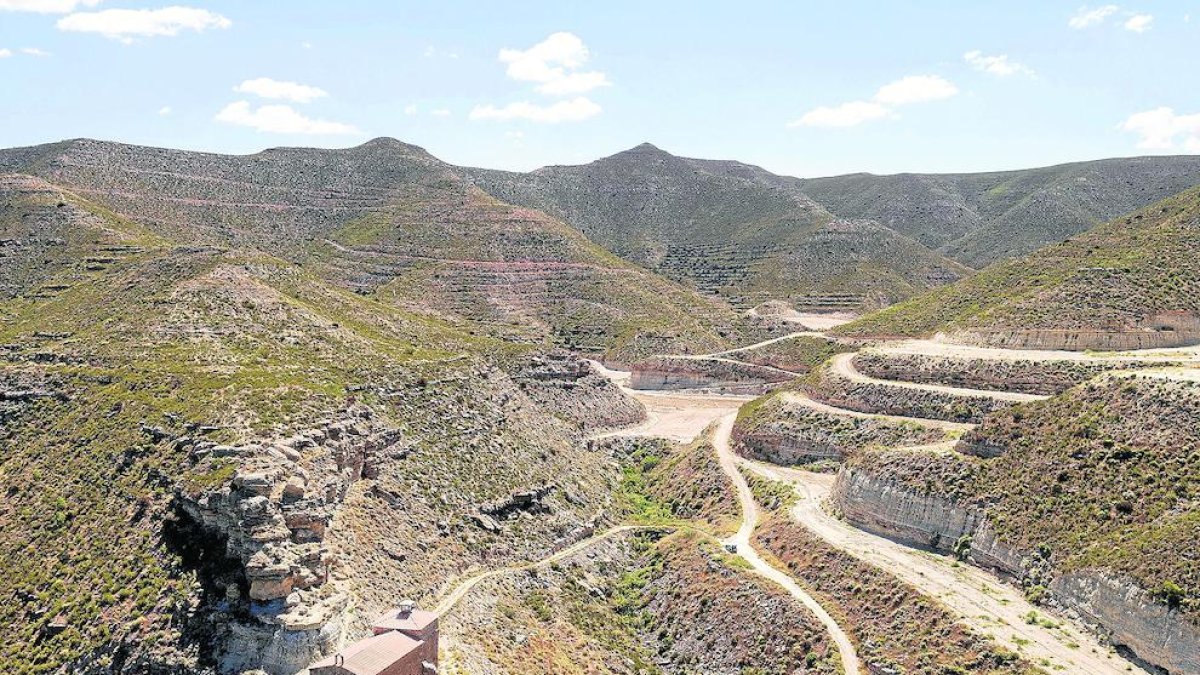 Vista aérea de la rehabilitada ermita de Sant Jaume, con la cueva que se alza por encima del edificio.