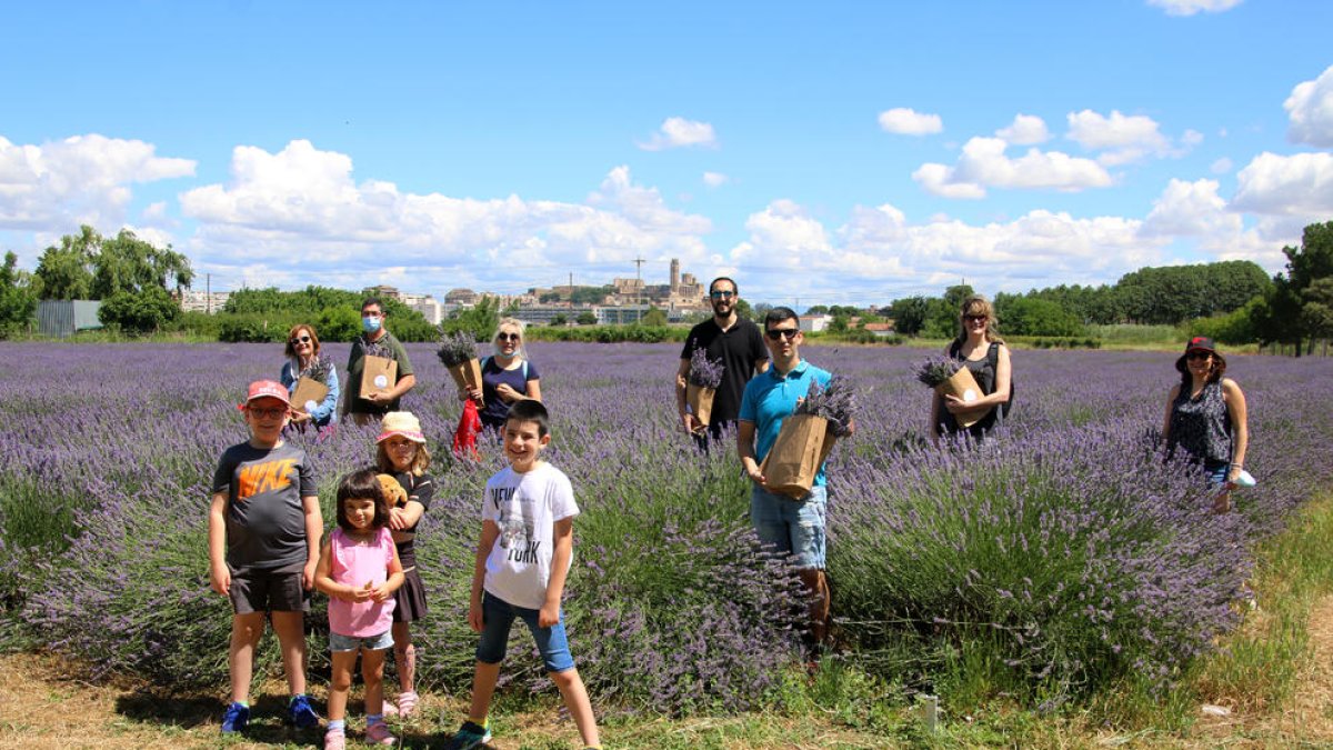 A la izquierda, foto del grupo que hizo la ruta de la Granja Pifarré y, a la derecha, los asistentes que fueron a recoger la lavanda de Aromes de Can Rosselló.