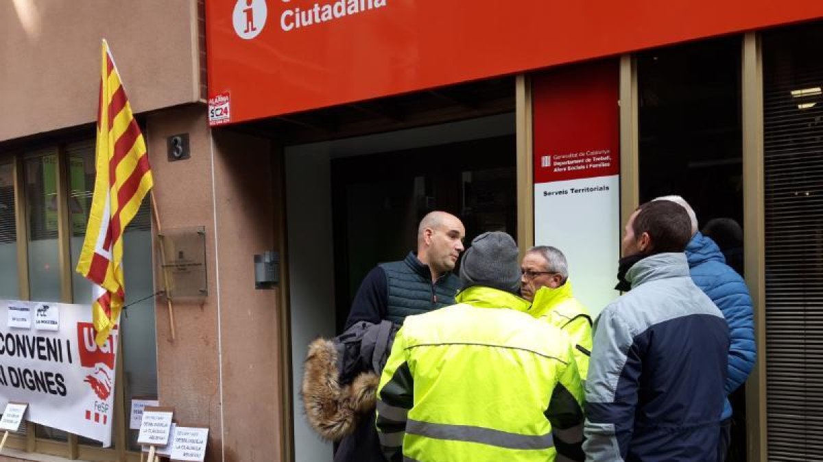 Algunos de los trabajadores de la Noguera tras el acuerdo con FCC en la sede de trabajo en Lleida.