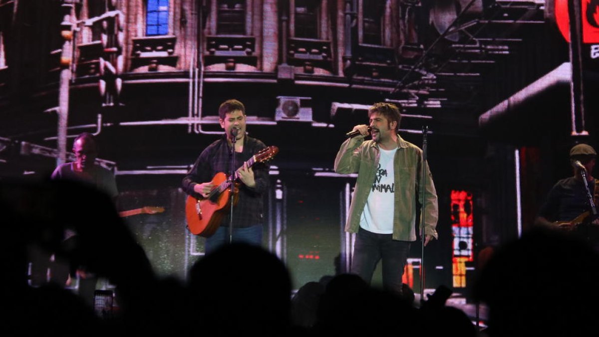 Els germans David i José Manuel Muñoz, en ple concert.