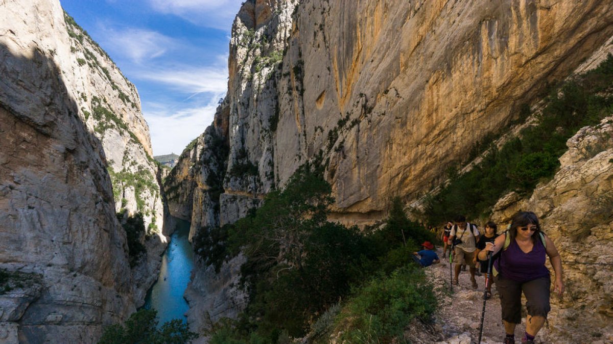 Imagen de archivo de turistas en el desfiladero de Mont-rebei.