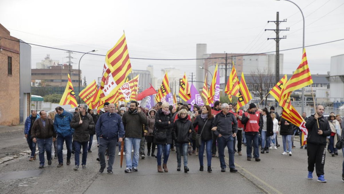 Trabajadores de Sada cortaron ayer el tráfico el Polígono Industrial El Segre para protestar por el ERE.