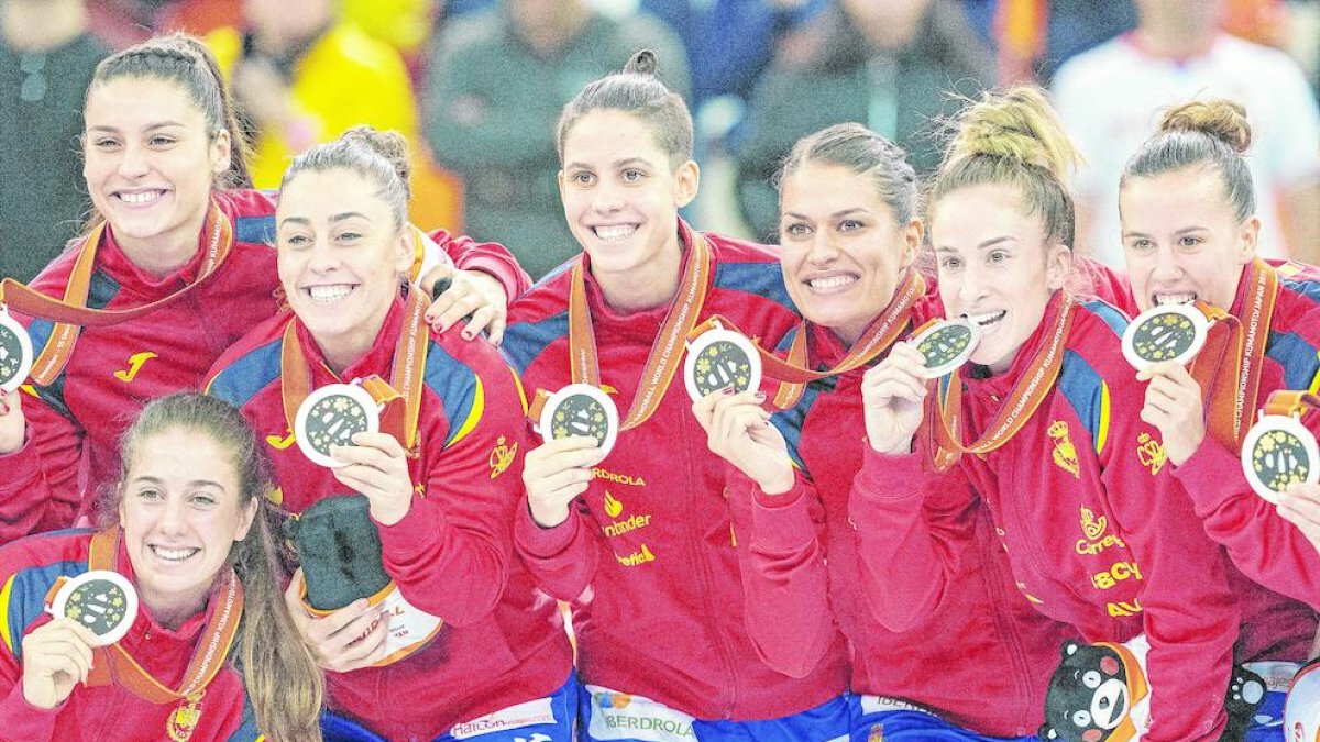Las jugadoras de la selección española femenina de balonmano tras recibir la medalla de plata.