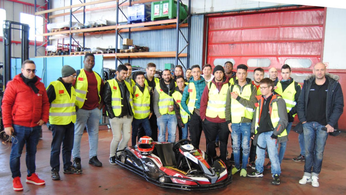 Los estudiantes de FP en la empresa que visitaron ayer en Sidamon.