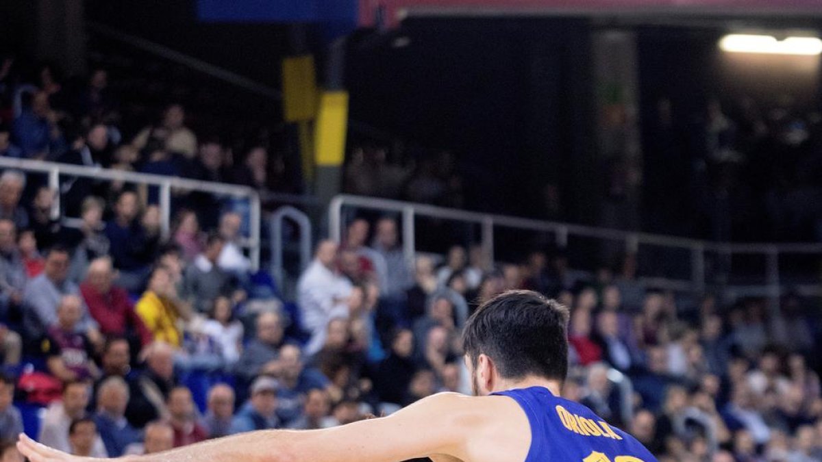 Pierre Oriola intenta defender a Deon Thompson.