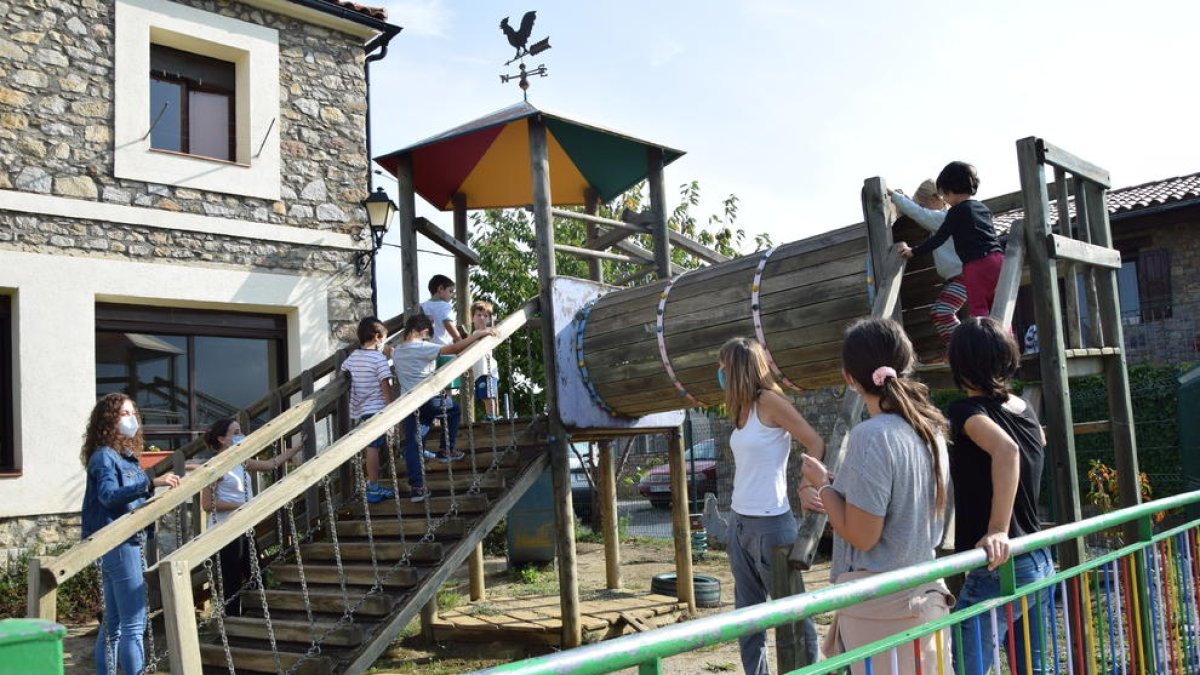 Alumnos y maestros, ayer en el patio de la escuela.