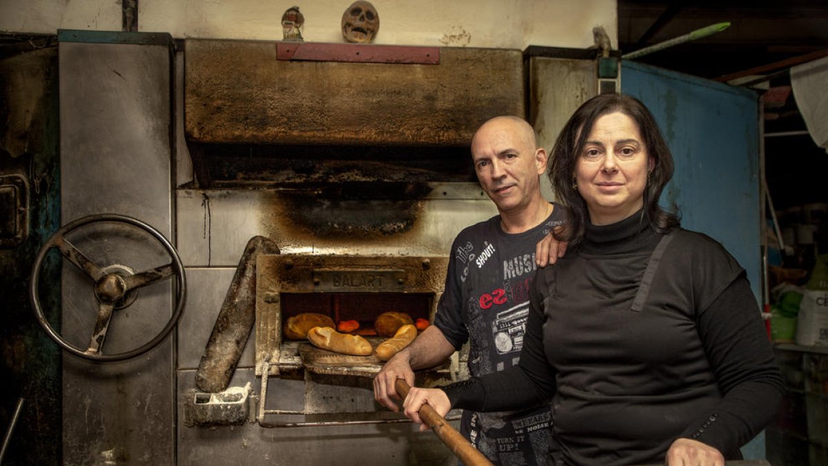 Marta Segura, junto a su marido Ignacio, ayer en el obrador del Forn de Pa Segura en Pardinyes.