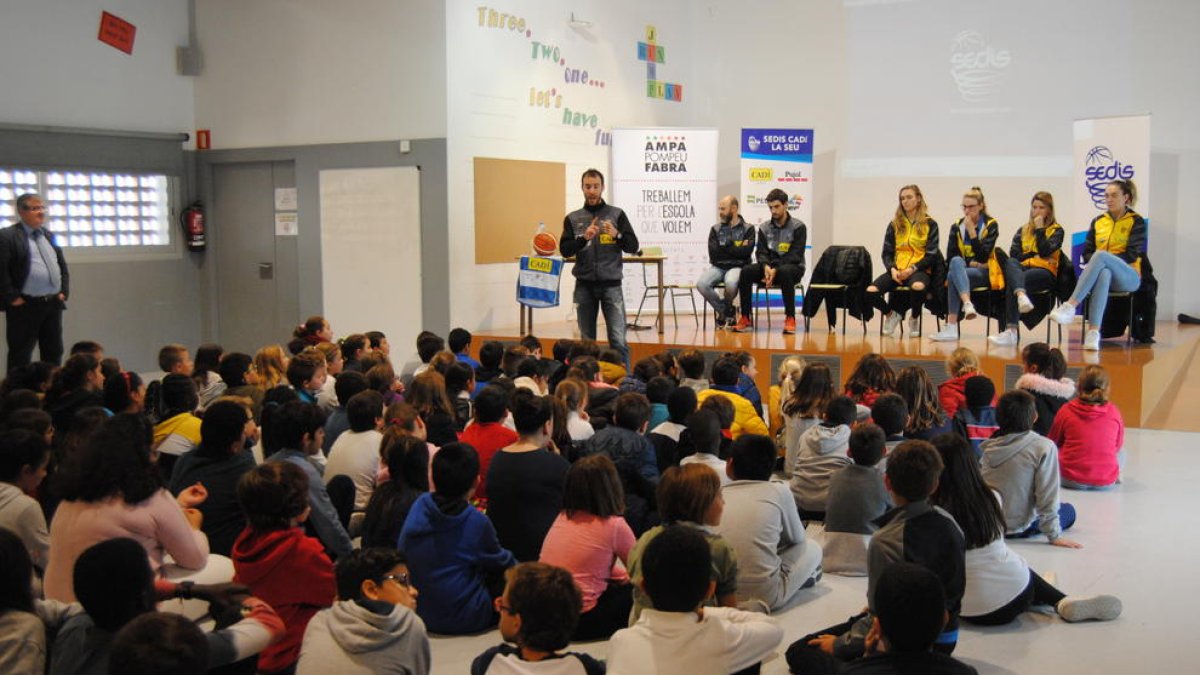 El tècnic Bernat Canut, durant la xarrada als alumnes del centre del Pla d’Urgell.