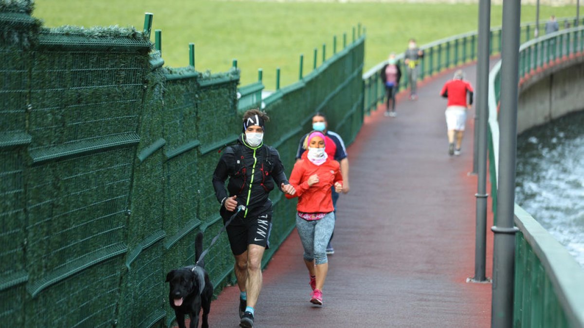Andorranos practicando deporte en la franja horaria de la tarde en la que se permite esta actividad.