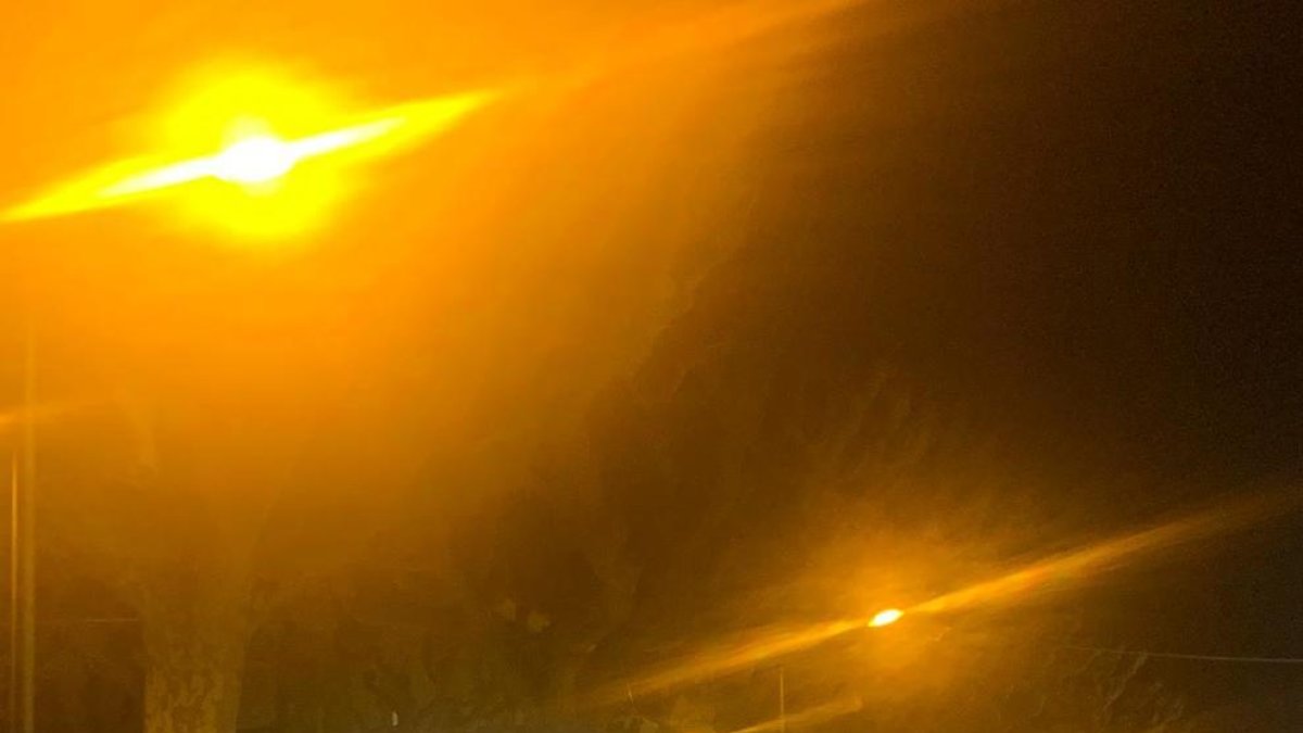 Diversos grups de gent a l'exterior d'un bar de Tremp en cap de setmana.