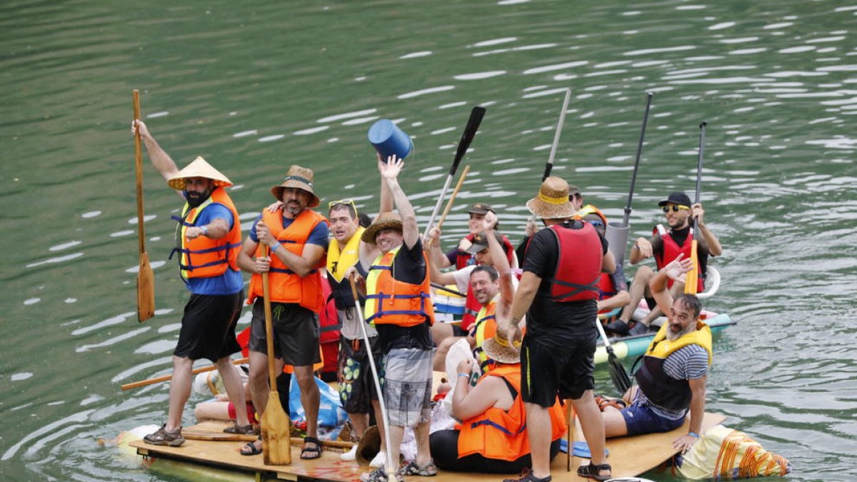 Dos mil personas i 247 barcas en una Transsegre imaginativa