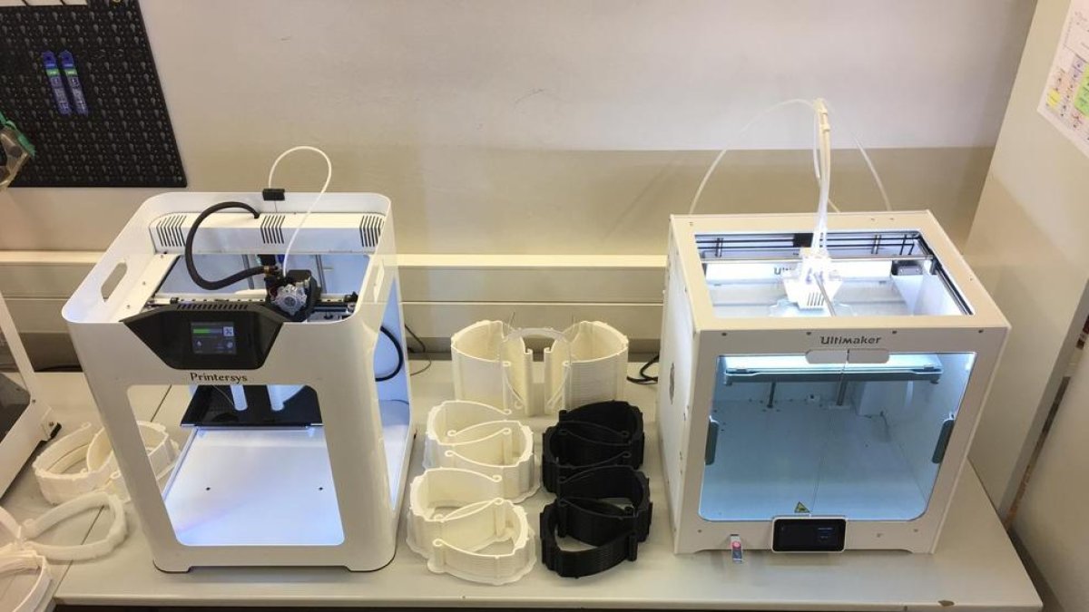 El Laboratorio de Robótica de la UdL imprime en 3D viseras de protección.