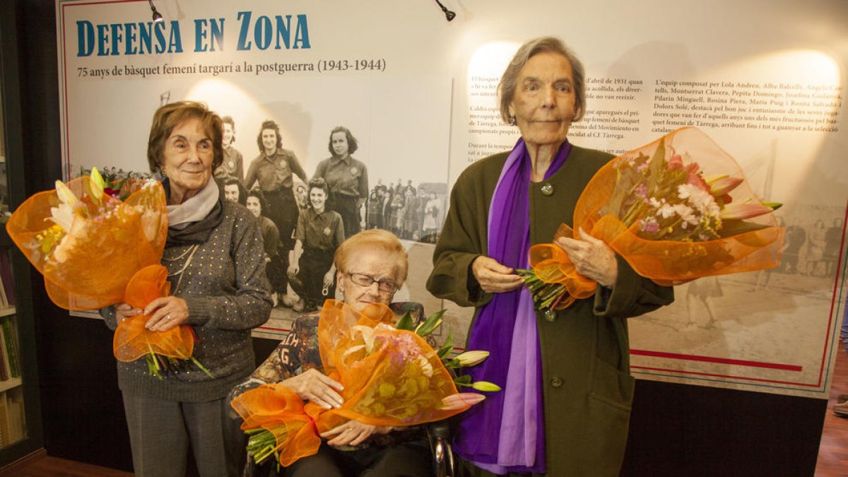 Montserrat Clavera, Dolors Solé y Pilarín Minguell, durante el homenaje de ayer.