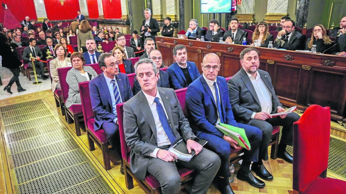 Los doce acusados, el primer día del juicio, el pasado 12 de febrero. Los tres últimos solo han sido multados e inhabilitados.