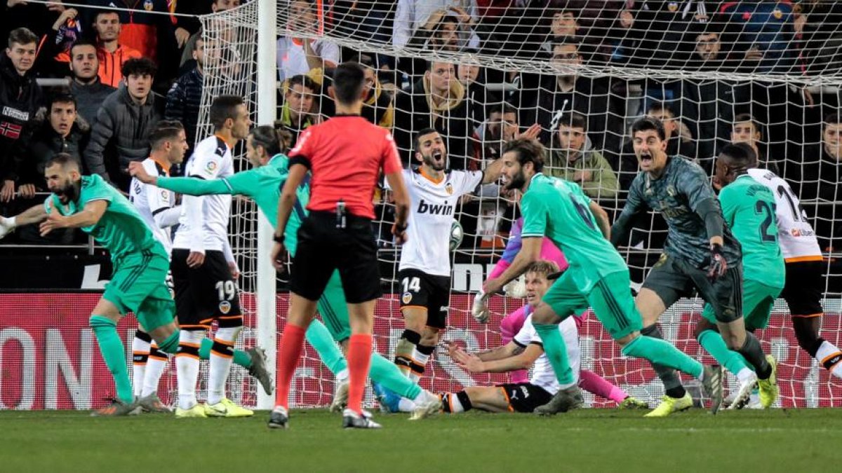Karim Benzema celebra su gol, conseguido en el último minuto, que salvó un punto al Madrid.