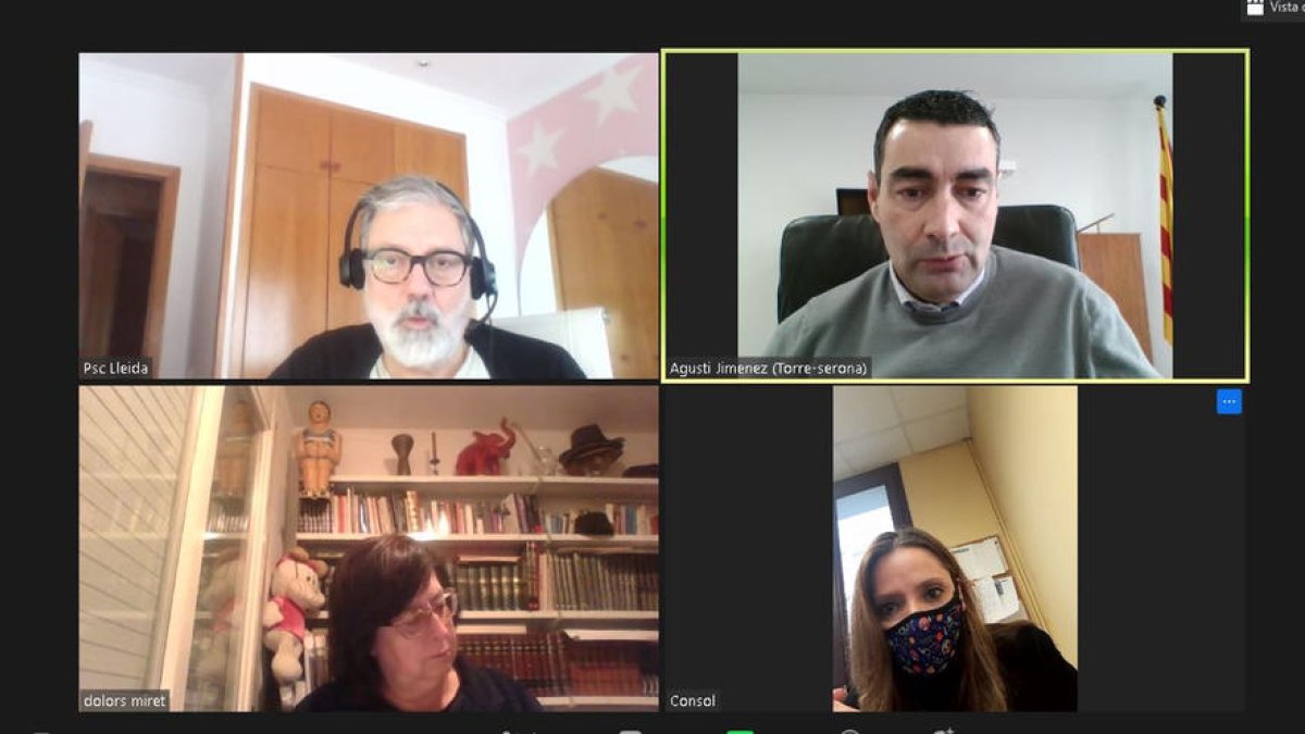 El portavoz del PSC a la Diputación de Lleida, Fèlix Larrosa, durante la reunión mantenida con otros representantes socialistas.