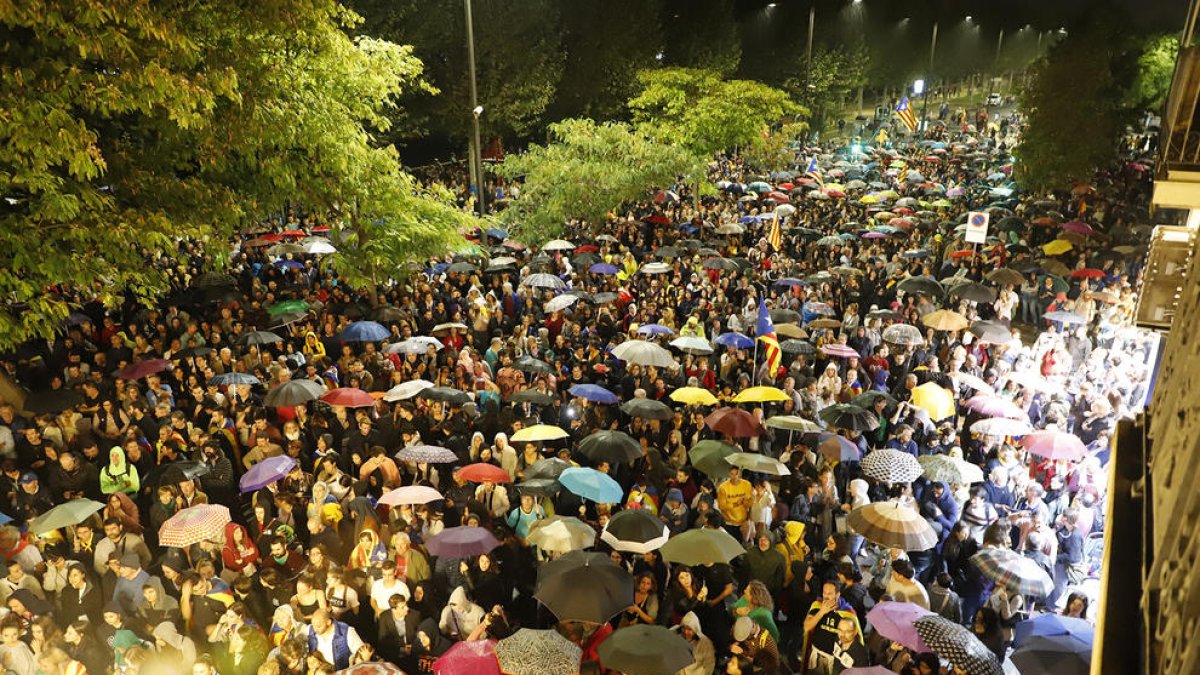 Milers de persones van omplir Blondel, la plaça Agelet i Garriga, Francesc Macià i el pont Vell, malgrat la tempesta que va caure sobre Lleida a l’hora de la concentració.