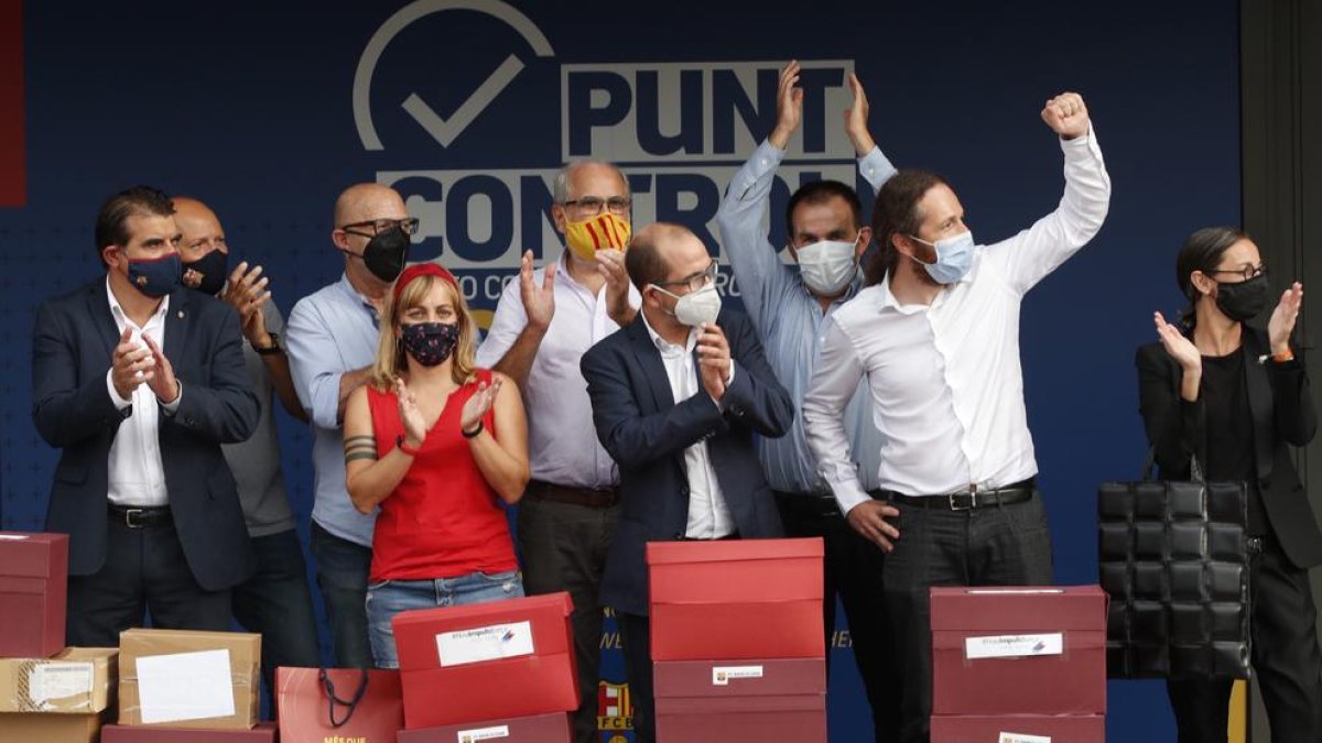 Los impulsores de la moción de censura muestran su alegría durante la presentación de las firmas.