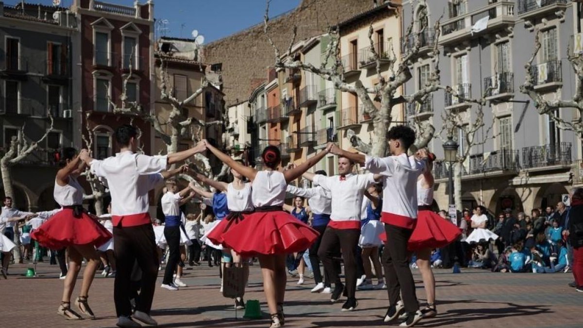 Imagen de archivo de sardanas en la plaza Merdacal de Balaguer.