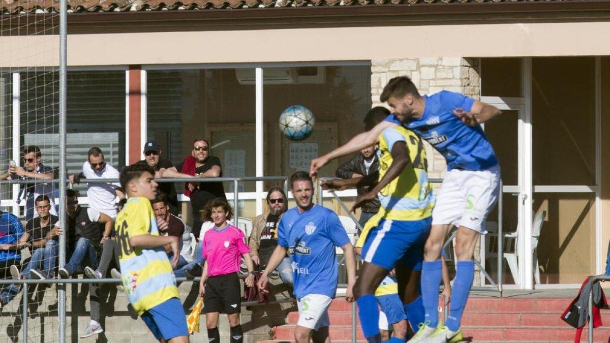 La lluita al centre del camp es va mantenir durant tot el partit.