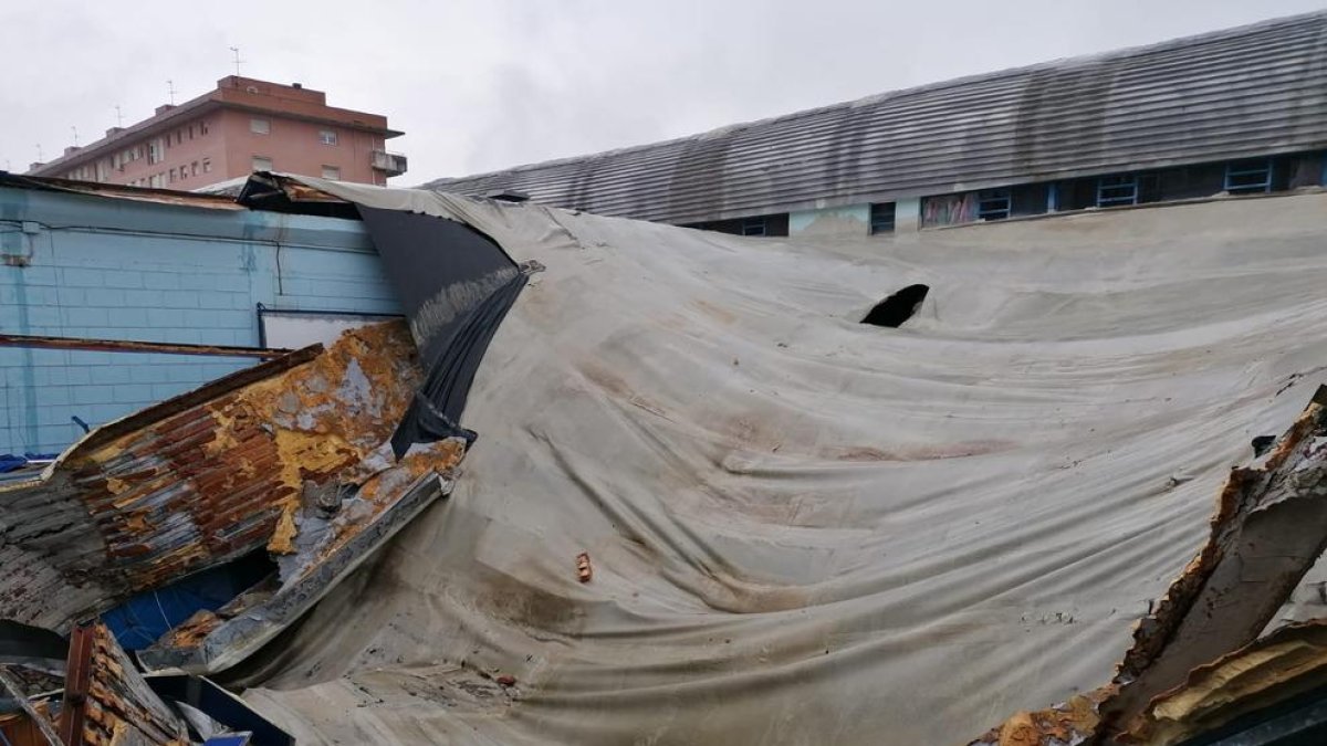 Restos del tejado del polideportivo del colegio Mirasan, que colapsó ayer a primera hora por la acumulación de agua.