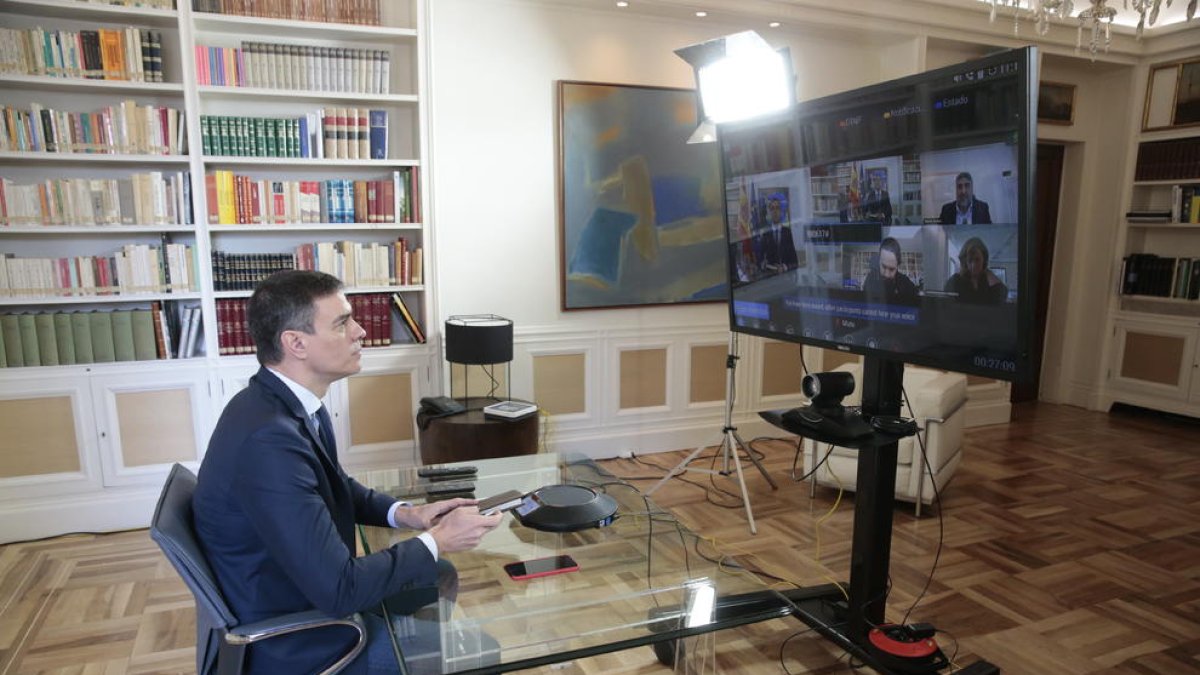 Pedro Sánchez presidint per videoconferència la reunió interministerial per al seguiment de mesures pel coronavirus.