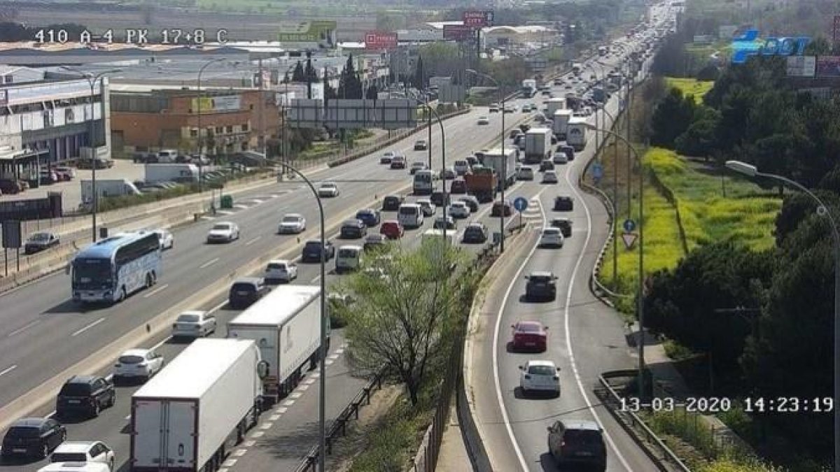 Los atascos registrados en la A-4 a primera hora de la tarde de ayer en Madrid.