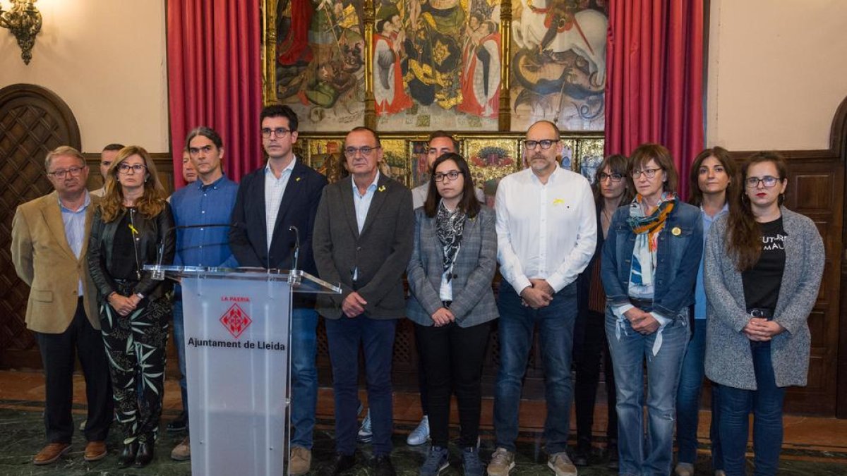 Los quince ediles del gobierno de la Paeria, con el alcalde en el centro.