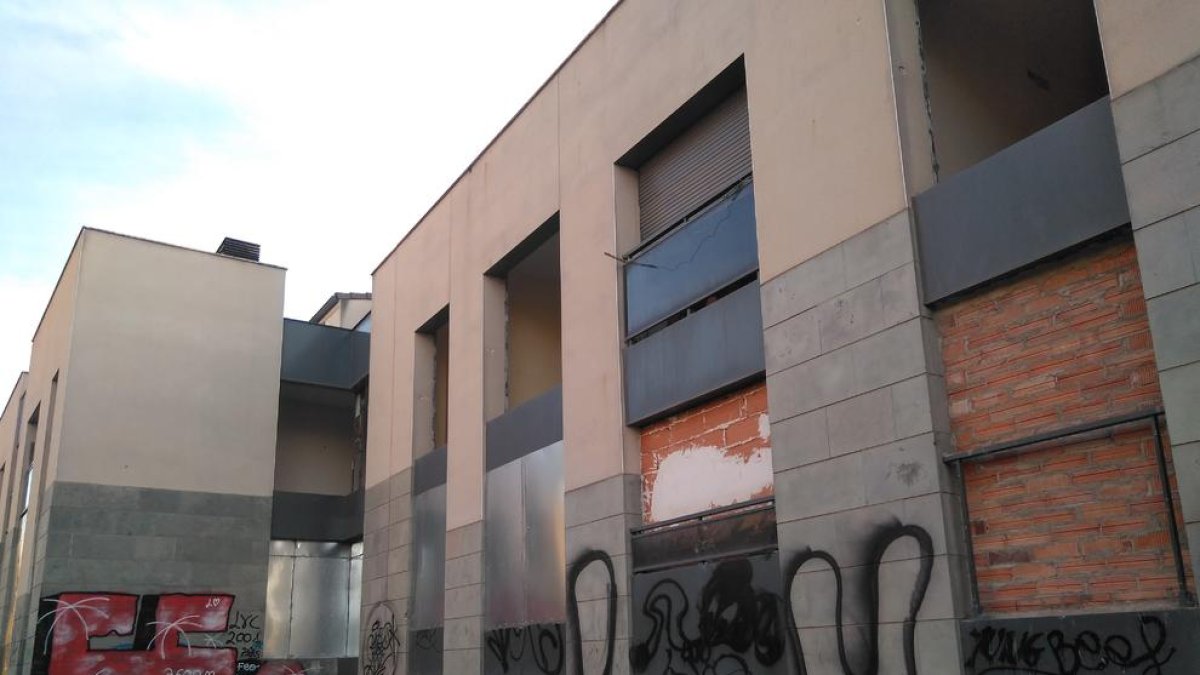Este edificio de Sant Martí ha sido tapiado varias veces para evitar ser okupado.