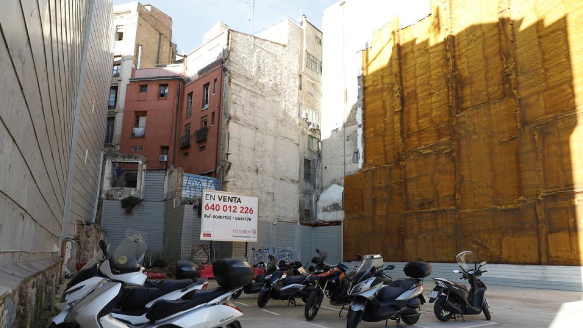 Imatge del pàrquing per a motos a l’avinguda Francesc Macià, el solar de la qual serà edificat.