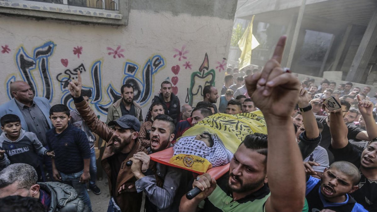 Decenas de palestinos en el funeral de un muerto en los ataques.