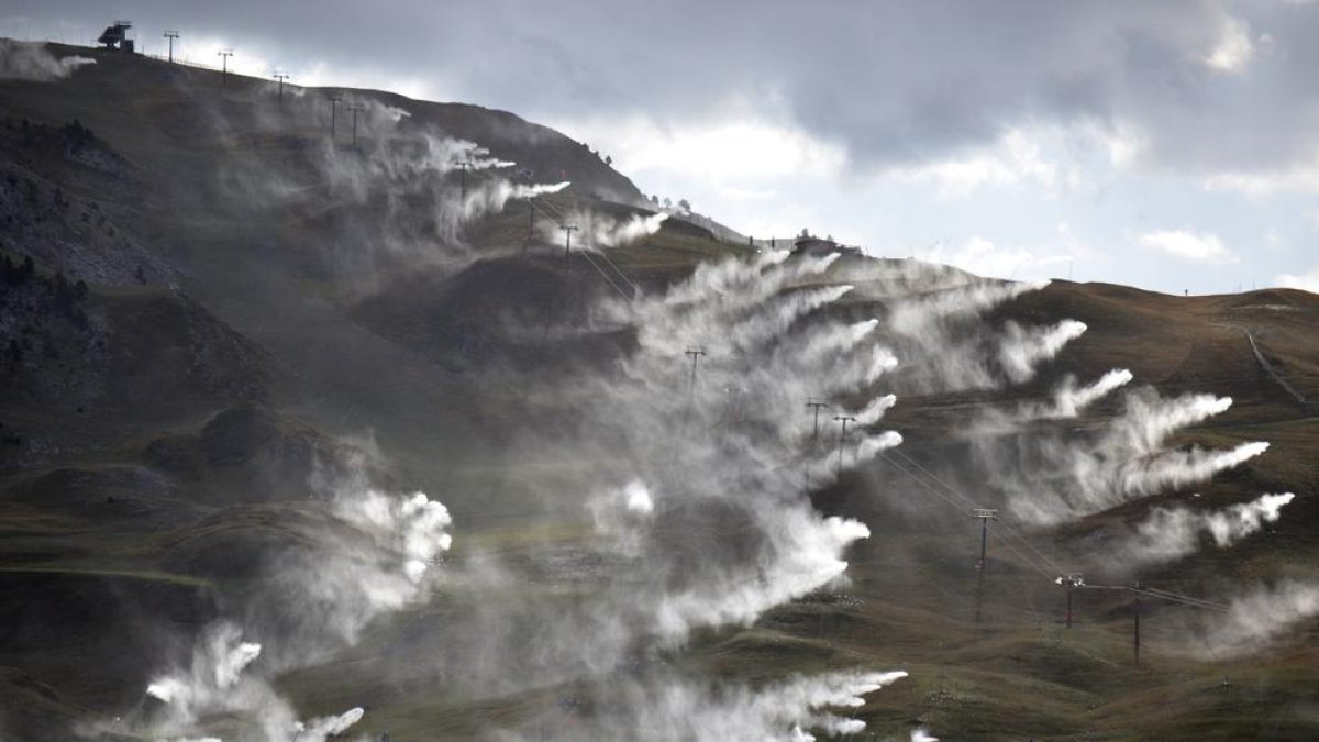 Imagen de las pruebas de los cañones de nieve que ha llevado a cabo Baqueira Beret.