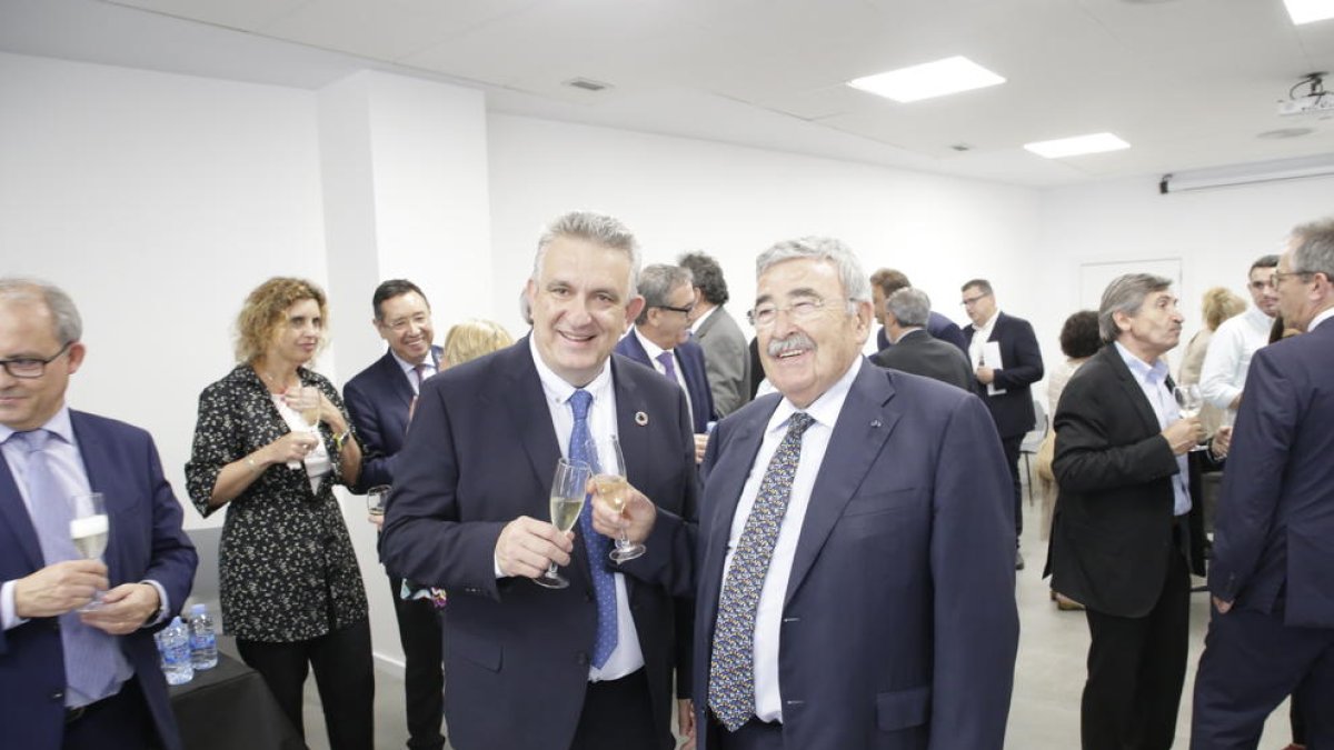 El president de la Cambra de Lleida, Jaume Saltó, amb el seu predecessor, Joan Simó.