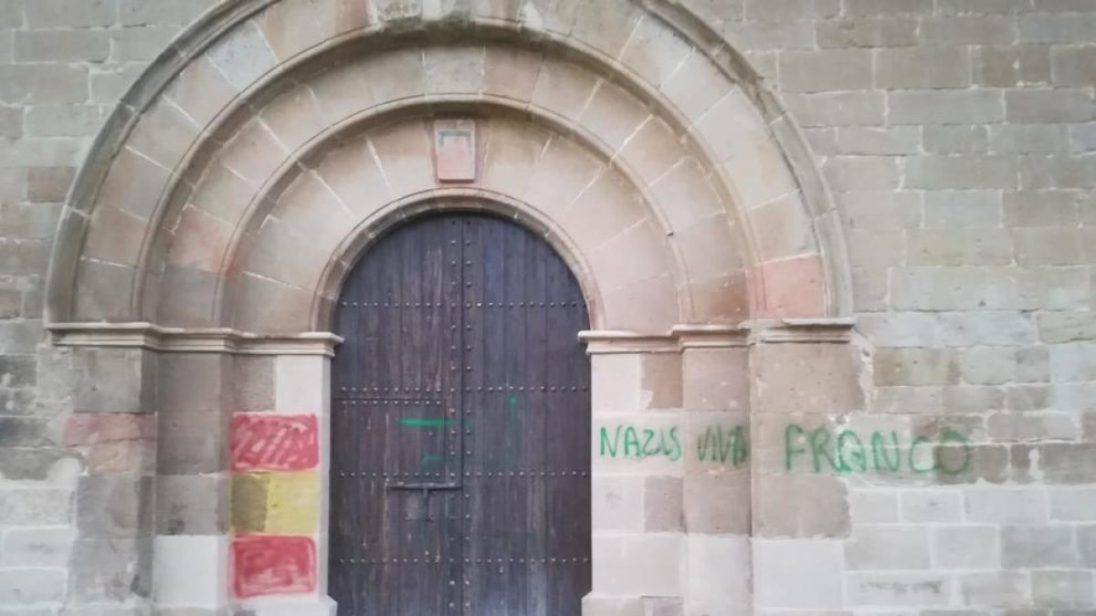 Una de las pintadas en la fachada del monasterio de Les Franqueses declarado monumento nacional.