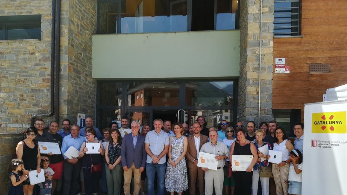 Chacón con los alcaldes y propietarios de establecimientos que recibieron el reconocimiento.