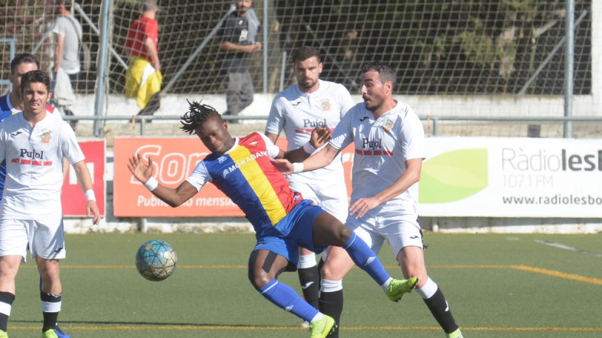 Un jugador de l’Andorra cau davant la pressió d’un jugador del Borges.