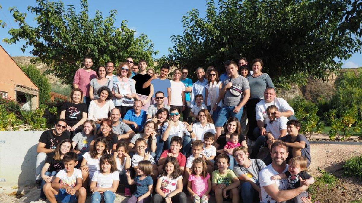 Fotografia de grup de les famílies que van participar diumenge en la trobada d’Afanoc Lleida.